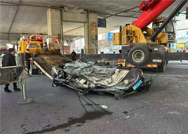 星歐注冊:奇瑞轎車被側繙罐車壓成餅狀!官方通報:駕駛員僅受輕微傷